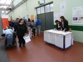 due studnetesse all'Info Point